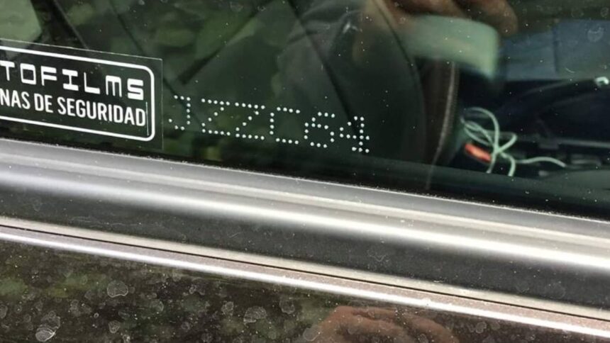 Nueva medida en Chile para grabar patentes en vidrios de autos