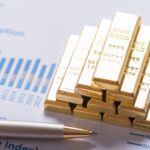 Precio del oro cae por debajo de los $2,700/onza ante ajustes en rendimientos de bonos y expectativas de la FED