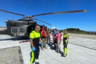 Helicóptero capota en Cochamó pero piloto y ocupantes resulatan ilesos