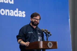 Presidente Boric aborda aumento de pensiones en festival navideño solidario