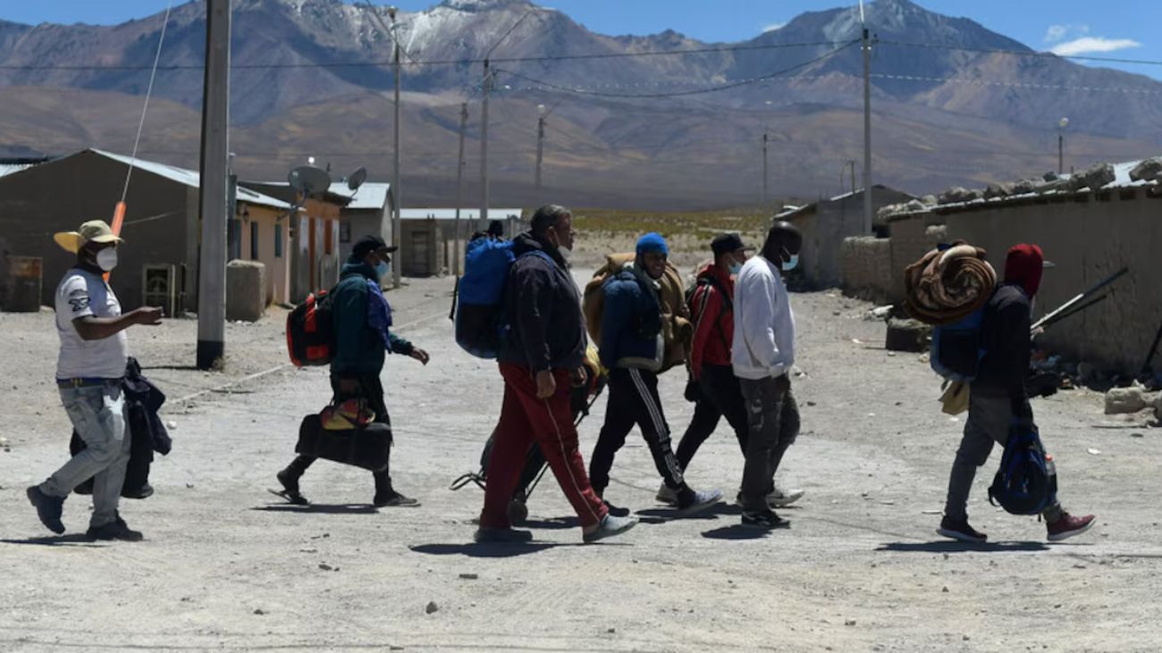 Diputados solicitan pronunciamiento legal sobre regularización acotada de migrantes Diputados solicitan pronunciamiento legal sobre regularización acotada de migrantes