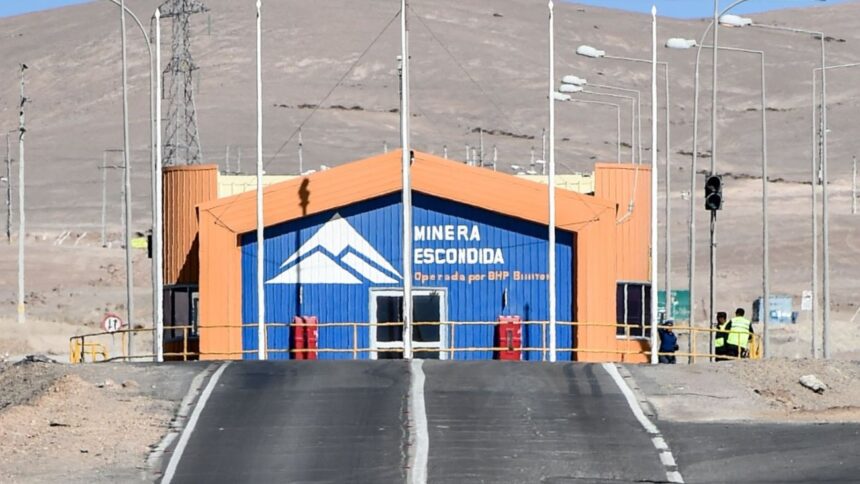 Minera Escondida multada por despedir a trabajadores en licencia médica