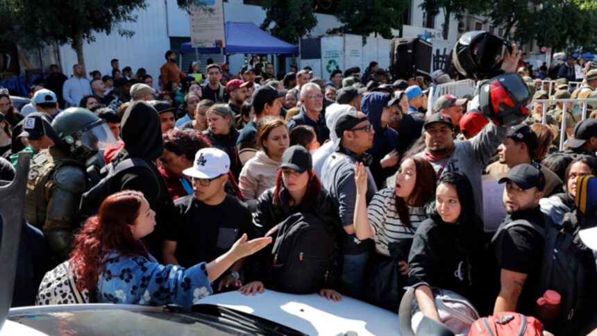 Crisis migratoria: citan a directores por caótico enrolamiento en Estación Central