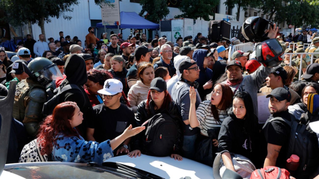 Crisis migratoria: citan a directores por caótico enrolamiento en Estación Central