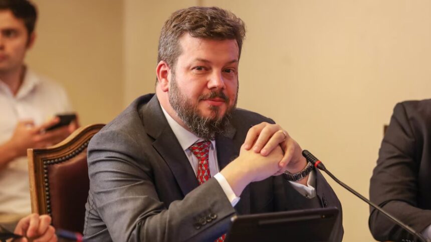 Johannes Kaiser cuestiona relevancia de título universitario para ser presidente