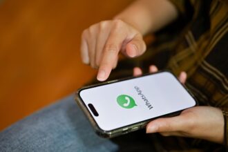Empleada en Uruguay roba 35 mil dólares: Clonó WhatsApp de su jefe