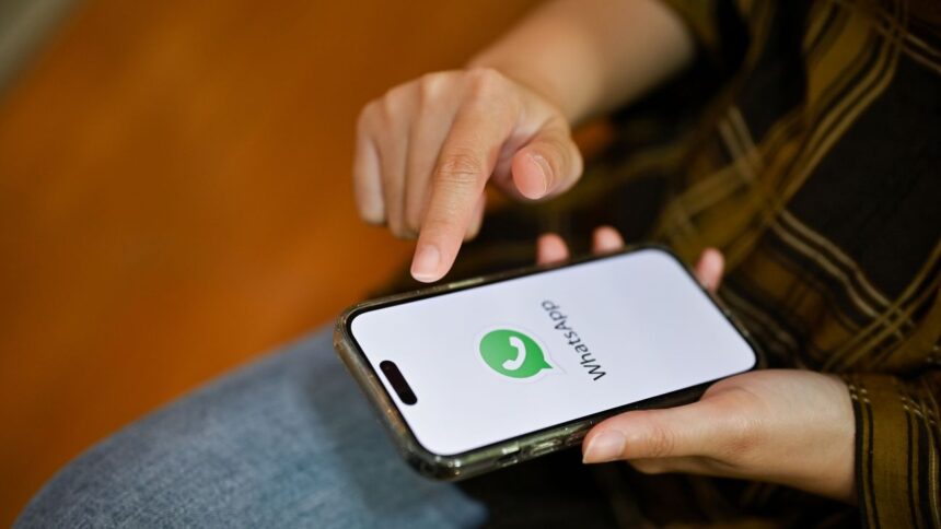Empleada en Uruguay roba 35 mil dólares: Clonó WhatsApp de su jefe