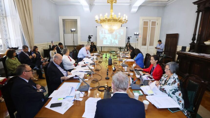 Debate del reajuste al sector público y polémica por fiscales