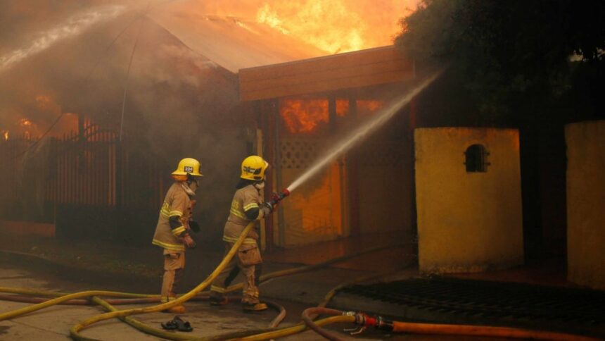 Incendio en Lota deja un adulto mayor fallecido y casas quemadas