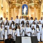Coro de Voces Blancas de Pucobre conquista corazones en concierto navideño ante miles de espectadores