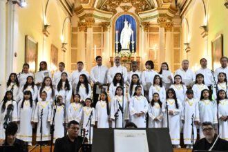 Coro de Voces Blancas de Pucobre conquista corazones en concierto navideño ante miles de espectadores