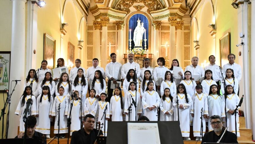 Coro de Voces Blancas de Pucobre conquista corazones en concierto navideño ante miles de espectadores