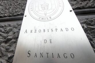 Denuncian al Arzobispado de Santiago por maltrato laboral y discriminación