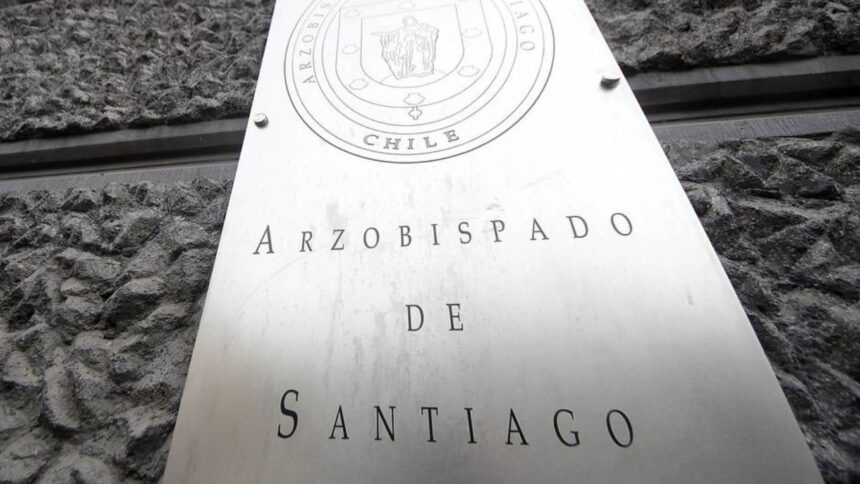 Denuncian al Arzobispado de Santiago por maltrato laboral y discriminación