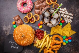 Alimentos a evitar para vivir más: consejos de un experto en longevidad