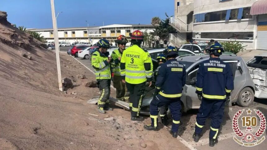 Vehículo desbarranca en campus de Antofagasta: Conductora resulta ilesa