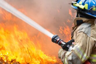 Informe destaca medidas clave para prevenir incendios en espacios habitables en Chile