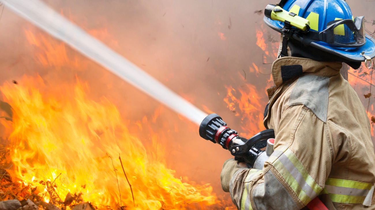 Informe destaca medidas clave para prevenir incendios en espacios habitables en Chile
