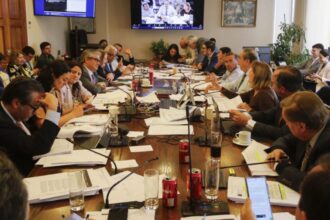 Aprobado aumento salarial y bonos para trabajadores y pensionados en Chile