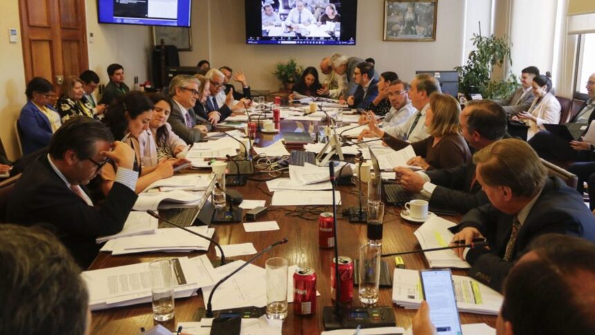 Aprobado aumento salarial y bonos para trabajadores y pensionados en Chile