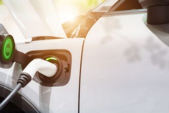 El auge de los vehículos eléctricos desafía a la industria petrolera