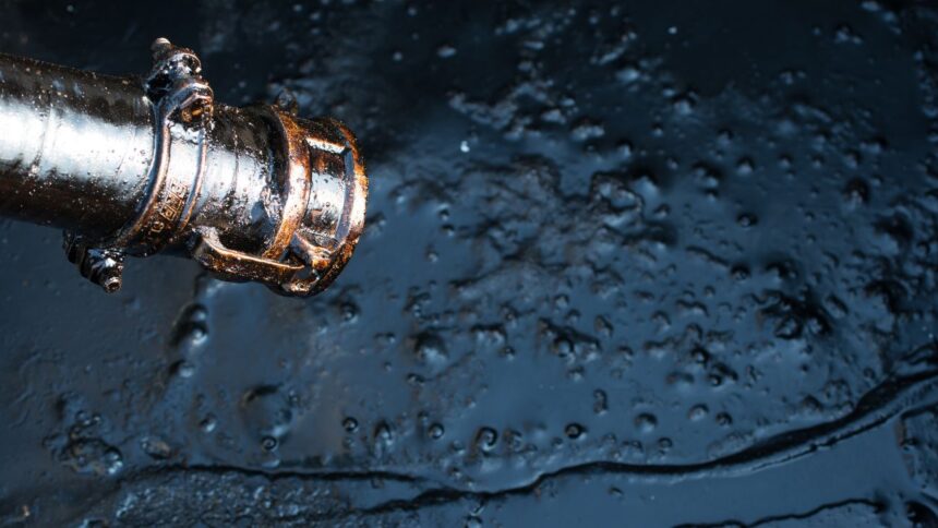 Precios del petróleo podrían alcanzar los 70 dólares por barril en 2025, según Fitch Ratings