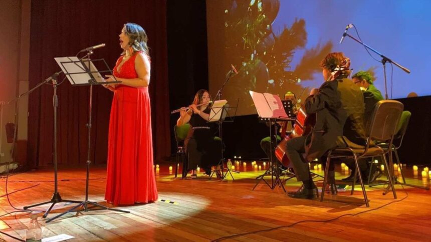 Javiera Tapia cautiva a la comunidad de El Salvador con su Concierto de Navidad