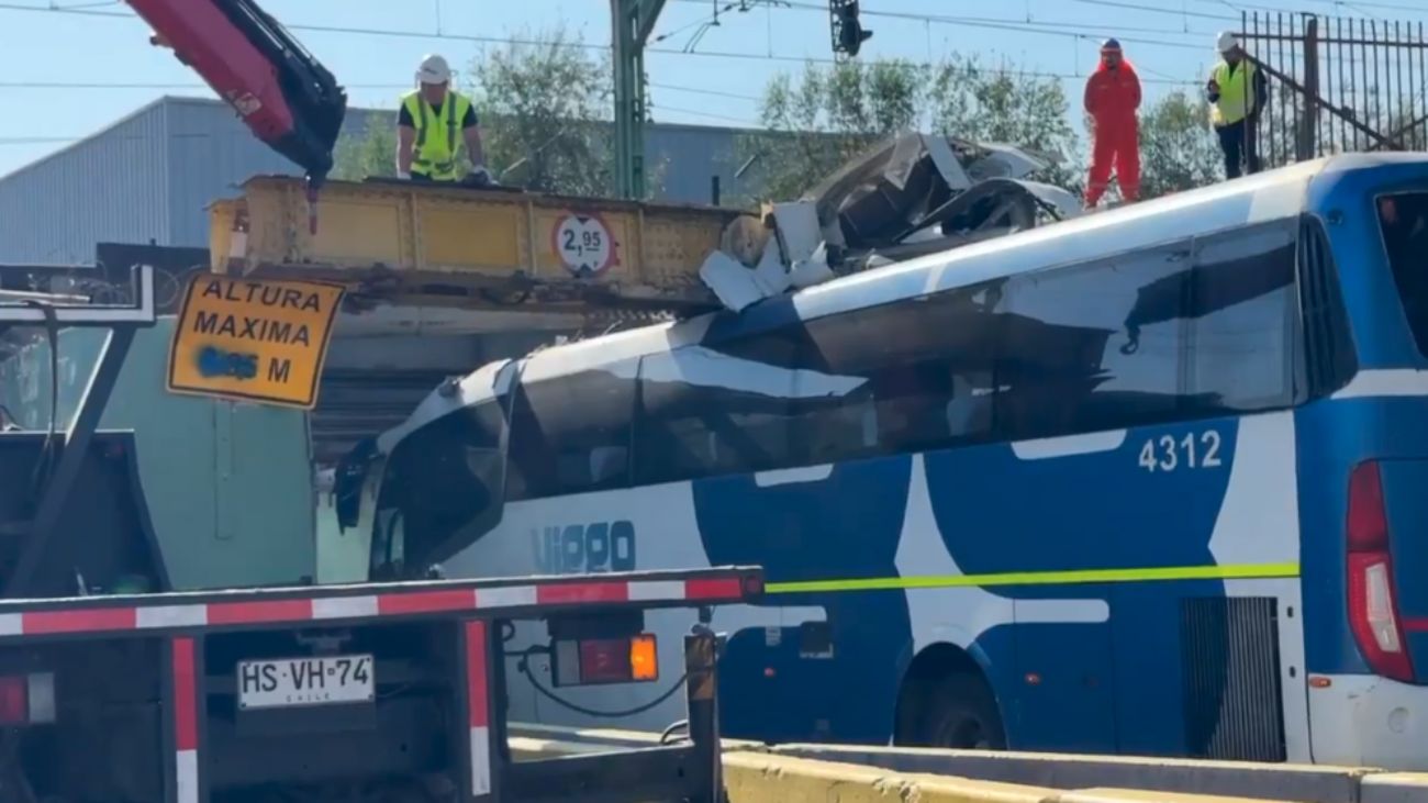 Bus de Viggo queda atrapado en paso bajo nivel de Estación Central Bus de Viggo queda atrapado en paso bajo nivel de Estación Central