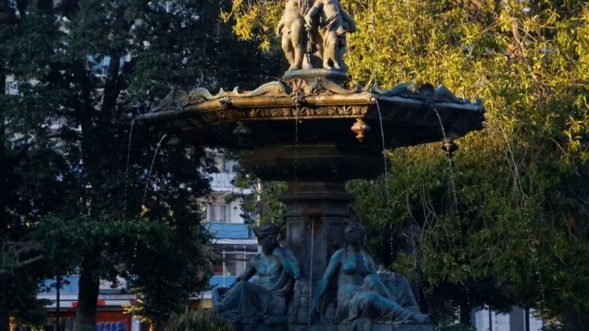 Roban dragones de la histórica pileta de la Plaza Victoria