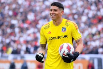 Brayan Cortés lidera jornadas de fútbol en el Estadio Municipal de Pica con 200 niños