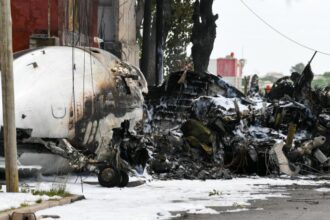 Tragedia aérea en Buenos Aires: Avión choca contra casa y mata pilotos