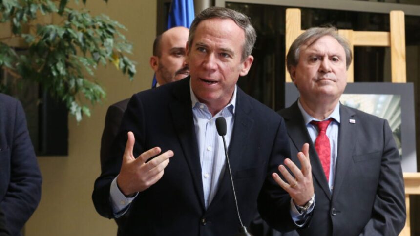 Cuestionan autoridad de Boric por "volanteo masivo" del Frente Amplio