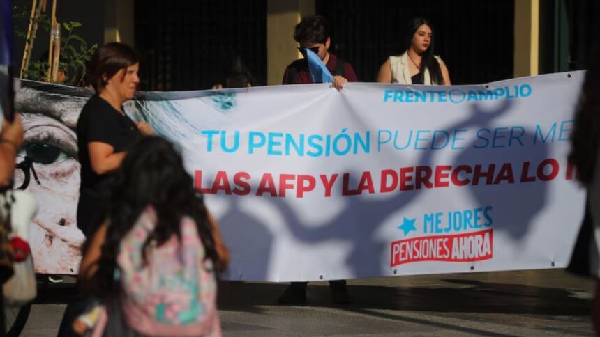 Frente Amplio realiza volanteo por pensiones y denuncia campaña del terror