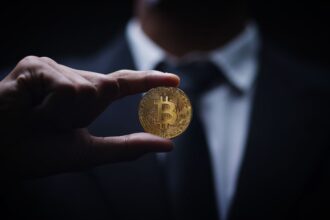 Bitcoin en encrucijada: Tensión entre factores macroeconómicos y un interés persistente