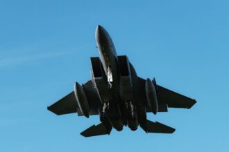 Pilotos de la Marina de EE. UU. sobreviven tras derribo aliado en Mar Rojo