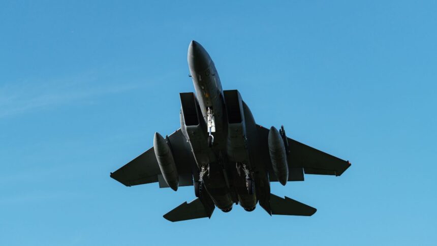 Pilotos de la Marina de EE. UU. sobreviven tras derribo aliado en Mar Rojo