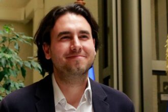 Mirosevic aborda reforma de pensiones y regularización de migrantes en Chile