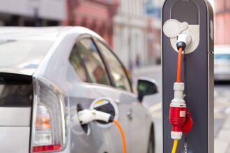 Venta de coches eléctricos en Europa cae, NIO ingresa al mercado metropolitano