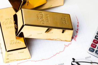 El oro marca récord histórico en $2,626 por onza