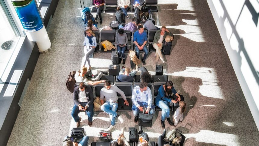 Crítica situación en Aeropuerto de Santiago por congestión y largas filas