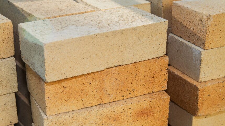 Ecoladrillos fabricados con arena de relaves revolucionan la construcción en Chile