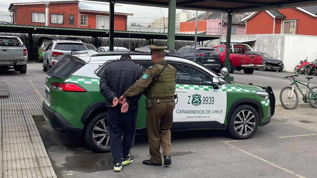 Detienen a cirujano dentista por fabricar bombas molotov en Chiguayante Detienen a cirujano dentista por fabricar bombas molotov en Chiguayante