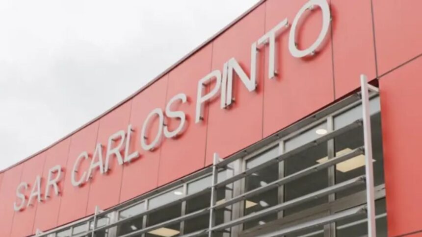 Adolescente postrada por inyección en muslo en Coronel: lucha contra dolor