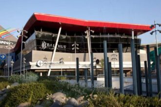 Robo en Sunglass Hut del Mall Sport: Asaltantes huyen en vehículo robado