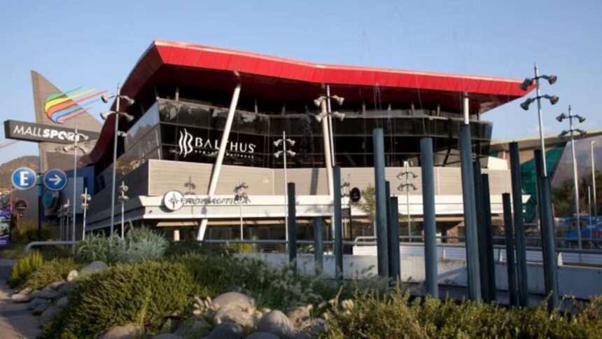 Robo en Sunglass Hut del Mall Sport: Asaltantes huyen en vehículo robado