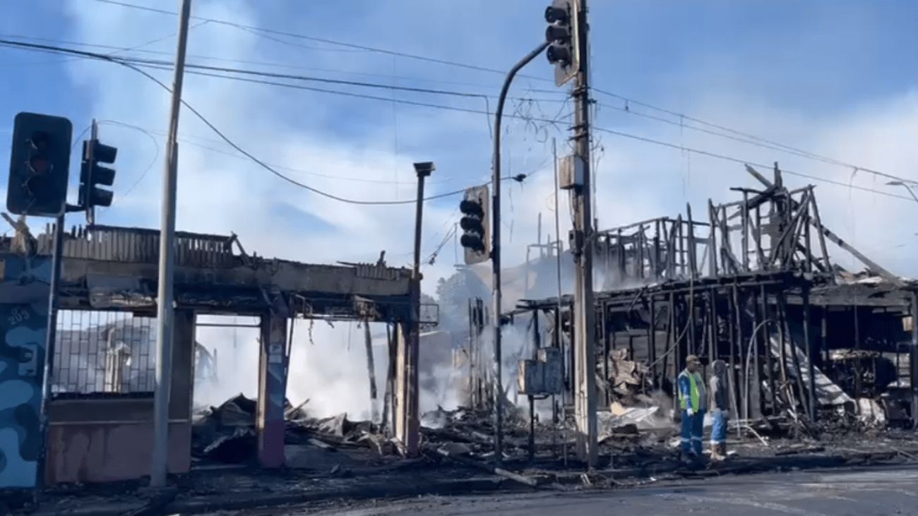 Incendio en Talcahuano: Cinco locales destruidos y cuatro familias damnificadas Incendio en Talcahuano: Cinco locales destruidos y cuatro familias damnificadas