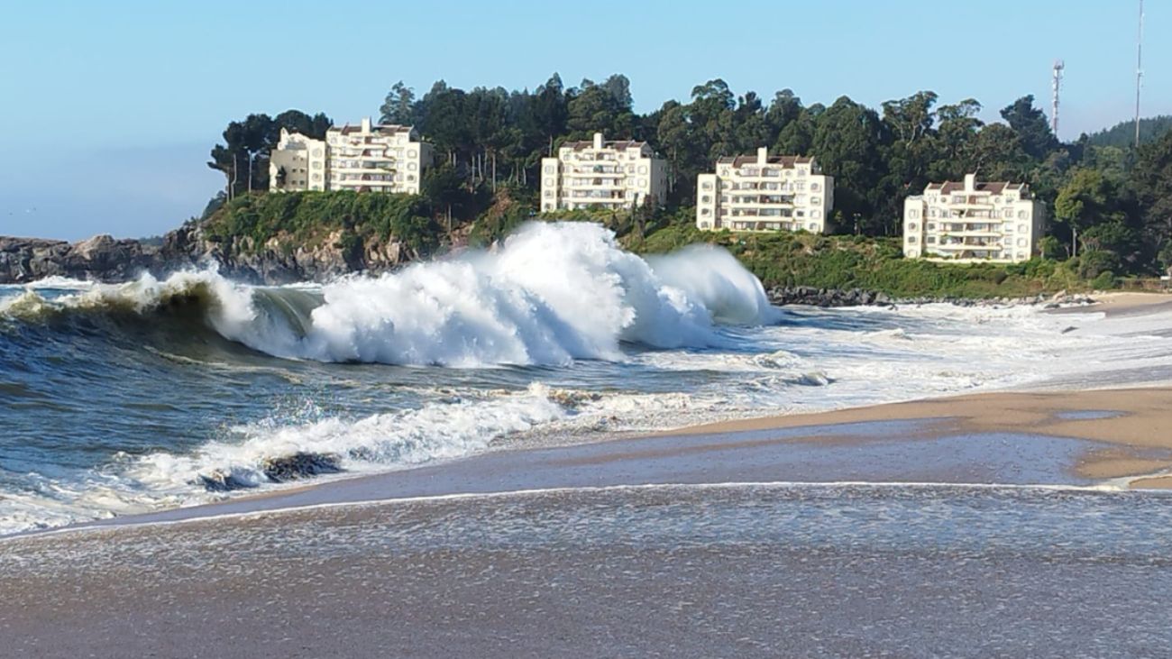 Marejadas azotan Pingueral: playa cerrada por alto riesgo de oleaje