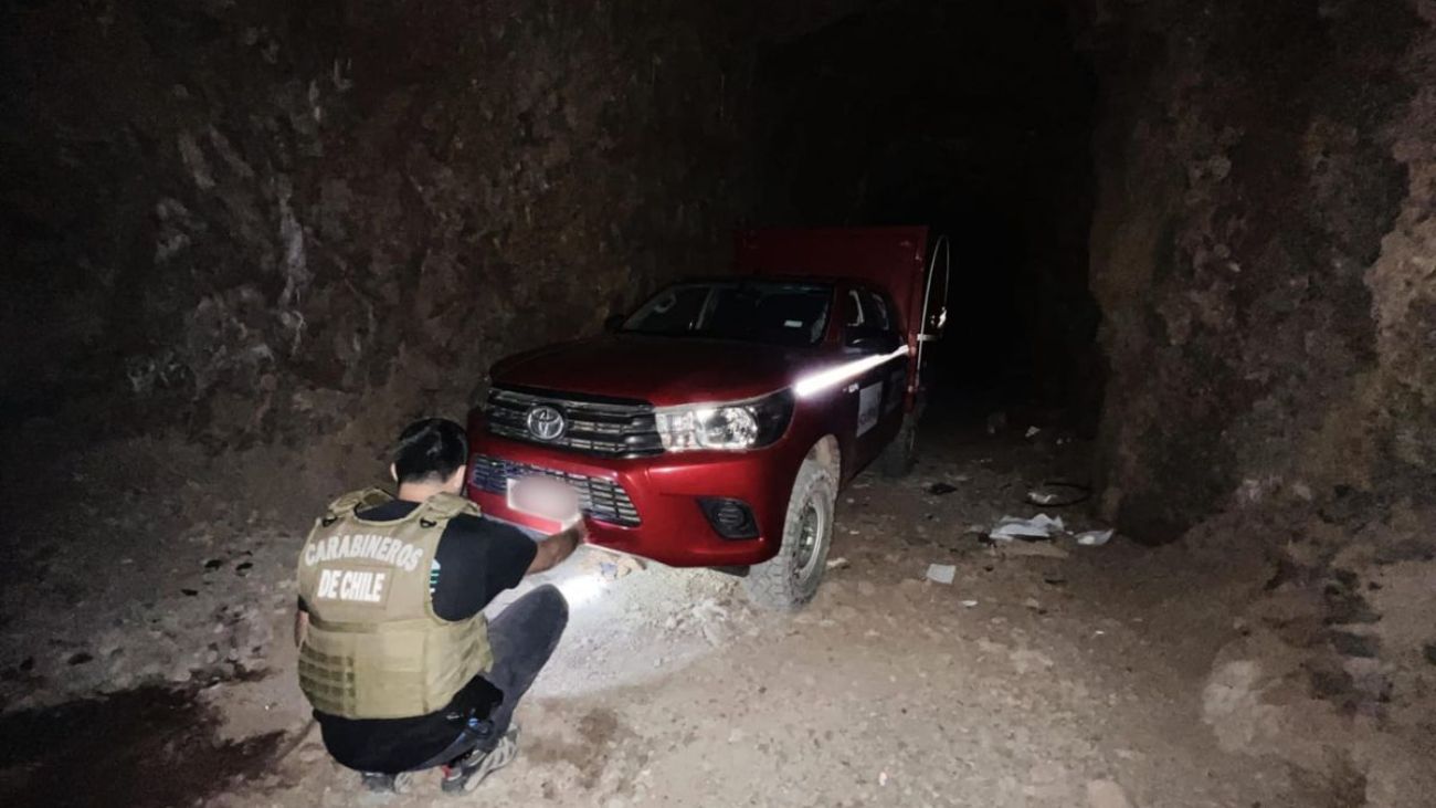 Bandas delictuales esconden vehículos robados en cuevas mineras de Antofagasta Bandas delictuales esconden vehículos robados en cuevas mineras de Antofagasta