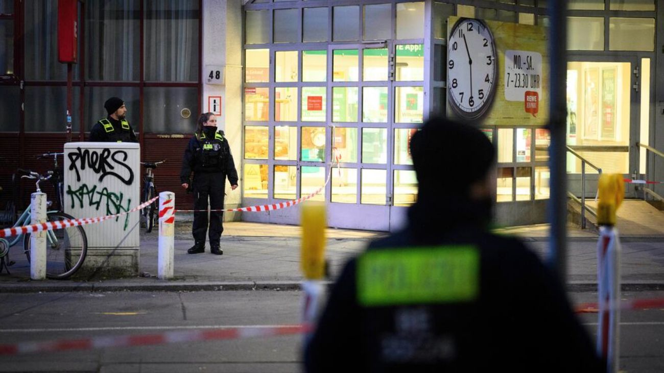 Hombre armado ataca a dos personas en Berlín: detenido por la policía Hombre armado ataca a dos personas en Berlín: detenido por la policía
