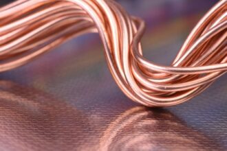 Caída del nickel y cobre en primer día de negociación de 2025